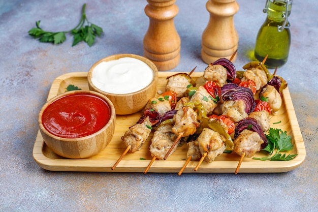 Shish kebab au poulet avec légumes, ketchup, mayonnaise, vue du dessus