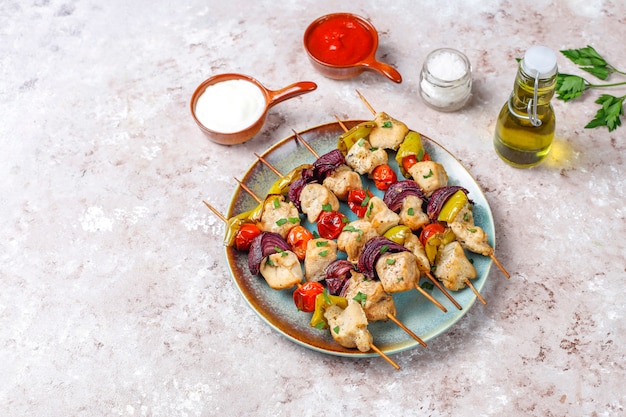 Shish kebab au poulet avec légumes, ketchup, mayonnaise, vue du dessus