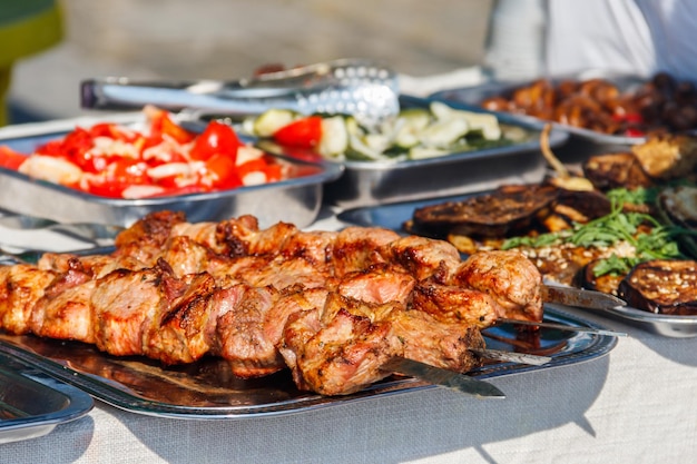 Shish kebab et autres plats de rue sur une table