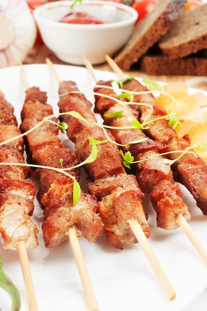 Shish kebab sur bâtonnets de bambou, parfumé aux herbes