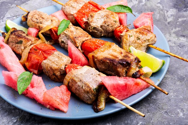 Shish kebab avec garniture de melon d&#39;eau