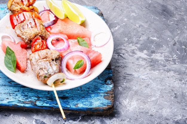 Shish kebab avec garniture de melon d&#39;eau