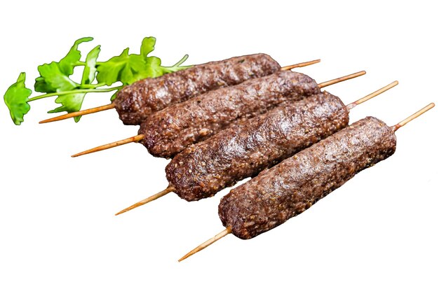 Shish kebab grillé kofta kofte kebab arabe à partir de viande d'agneau et de bœuf hachée sur une brochette à fond blanc isolé