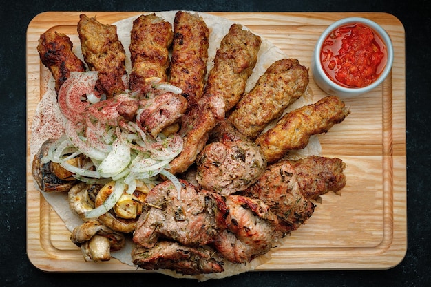 Shish kebab avec sauce aux herbes et oignon