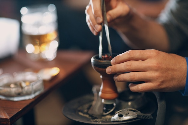 Shisha narguilé mains mettre du tabac pour fumer et loisirs