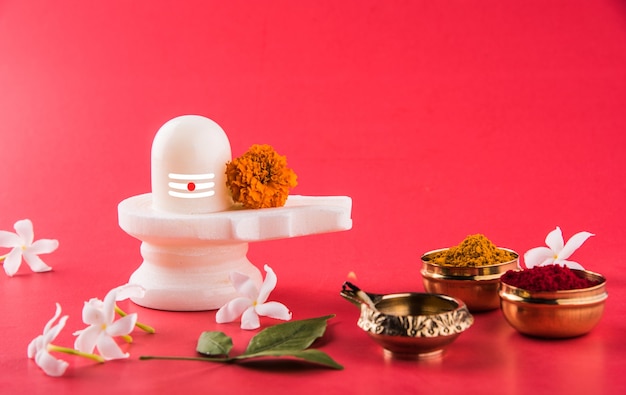 Shiva Linga décoré de fleurs et bel patra ou feuille et haldi kumkum pour Pooja ou adoration de Lord shiva ou Shankar bhagwan