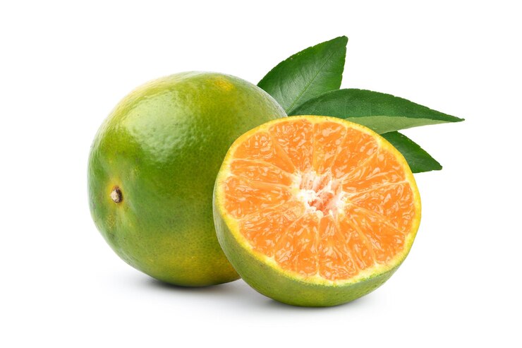 Photo shogun (mandarine) orange avec coupé en deux isolé sur fond blanc.