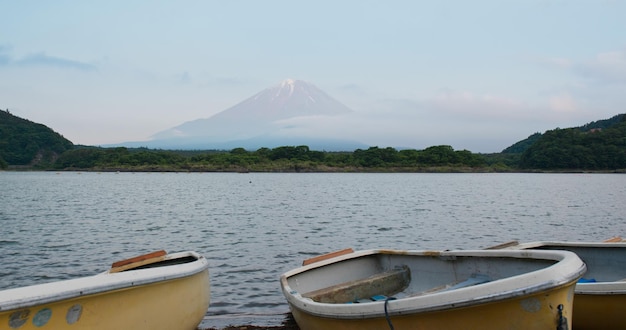 Shojiko avec la montagne Fujisan au Japon