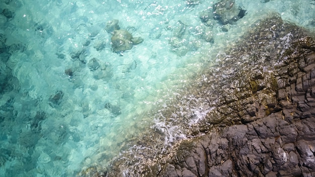 Shoot aérien de vague et de la côte rocheuse sur l&#39;océan, le golfe de Thaïlande