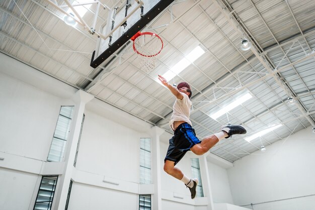 Shoot de jeune basketteur