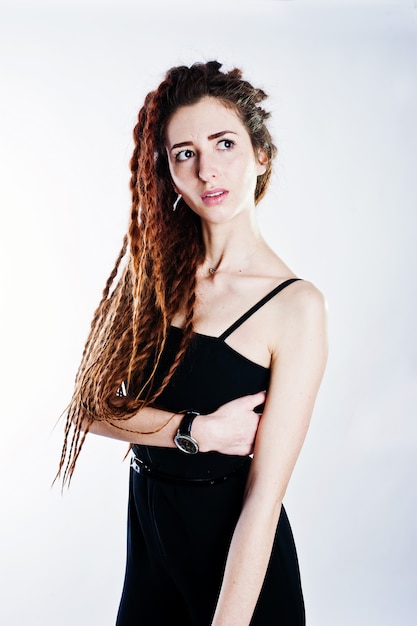 Shoot Studio de fille en noir avec dreads sur fond blanc.