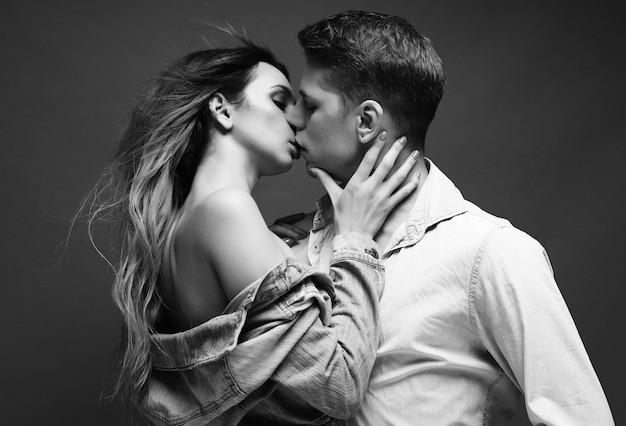 Shooting de mode d'une photo de couple sexy en noir et blanc