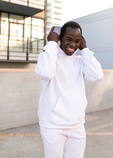 Shooting de mode pour hommes de style streetwear à capuche à la mode blanc