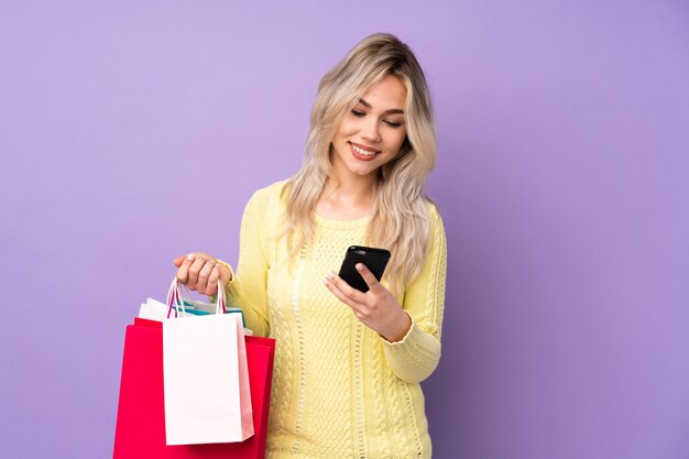 Shopper femme sur fond isolé