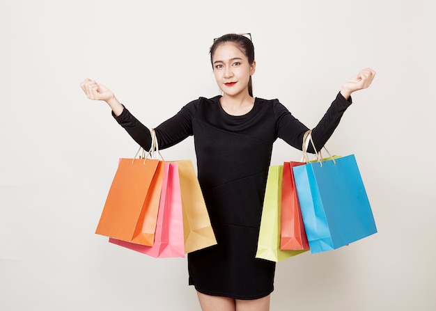 Shopper femme heureuse avec sac à provisions