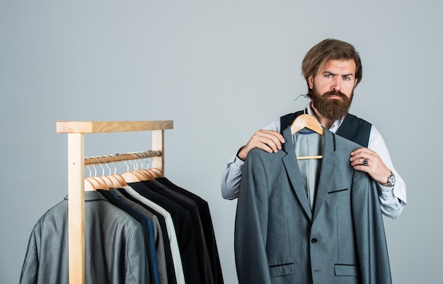 Shopper hipster homme dans la cabine d'essayage magasin de vêtements pour hommes essayer un concept de costume