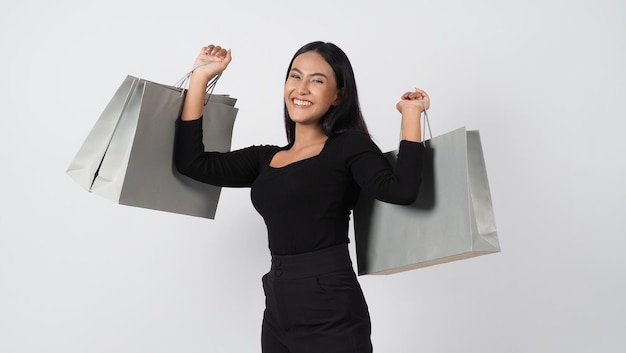 Shopping Confiante et sexy jeune femme asiatique heureusement avec sac à provisions