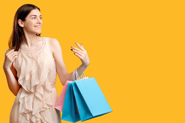 Shopping facile Femme avec des sacs à provisions Isolé sur l'espace libre orange Cyber lundi Ventes et remises
