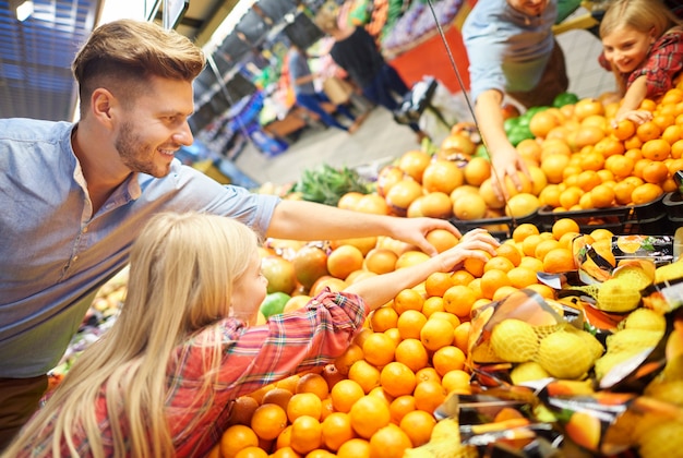 Photo shopping en famille au rayon fruits