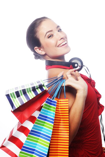 Shopping femme tenant des sacs, isolé sur blanc studio.