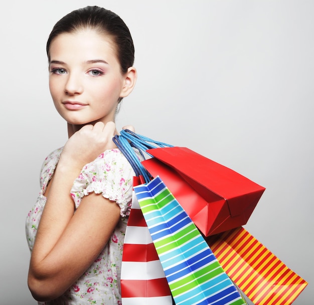 Shopping femme tenant des sacs