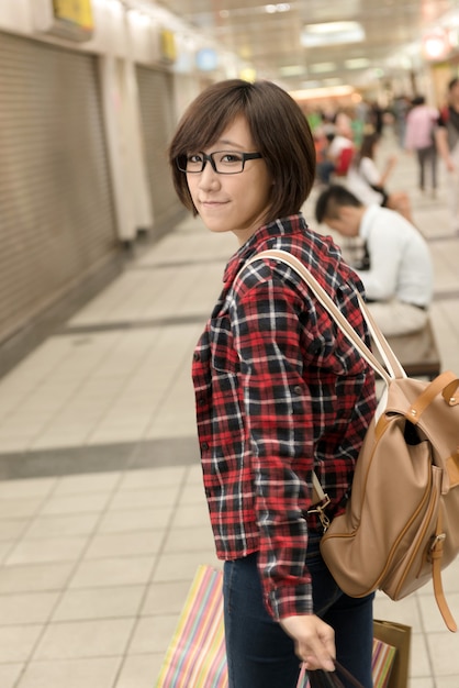 Shopping jeune fille asiatique au centre commercial de Taipei, Taiwan.