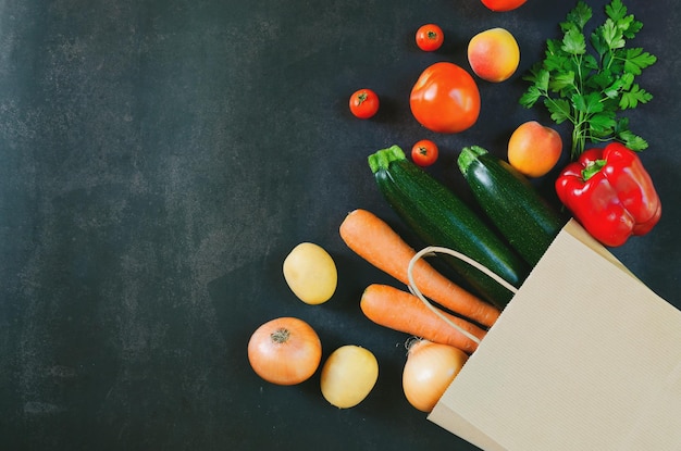 Shopping, livraison d'aliments sains. Légumes frais, fruits, carottes, pommes de terre, courgettes dans un sac en papier.