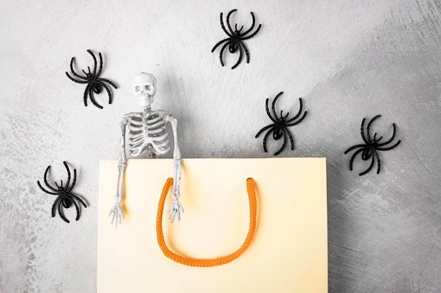 Shopping et shopping pour sac cadeau Halloween sur un mocup de fond effrayant gris pour la publicité
