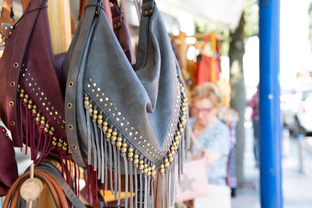 Shopping touristique dans la rue des magasins de vêtements sacs