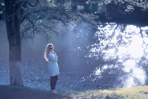 shore pond park fille adulte / promenade dans le parc de la ville, belle fille près de l'étang dans la zone de loisirs de plein air urbaine