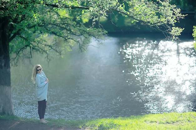 shore pond park fille adulte / promenade dans le parc de la ville, belle fille près de l'étang dans la zone de loisirs de plein air urbaine