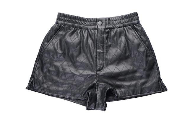 Short femme en cuir noir isolé sur fond blanc