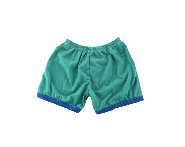 Short garçon vert isolé sur blanc