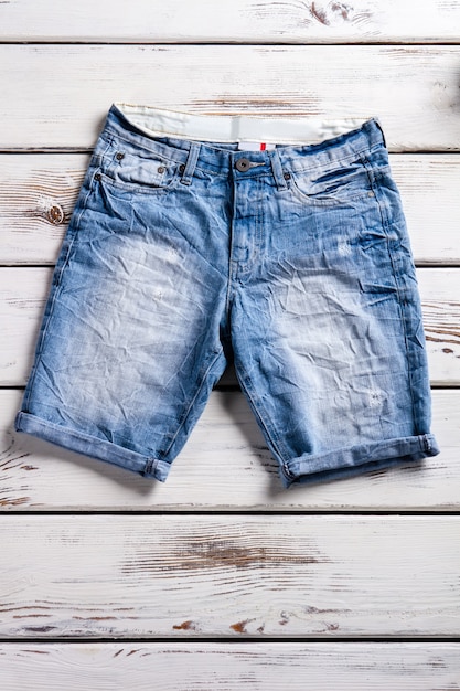 Short en jean femme pour l'été. Short en jean femme sur étagère. Short en jean simple plié. Élément de la collection d'été.