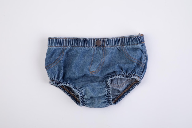 Short en jean sur fond blanc