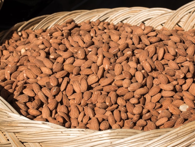 Shot d'amandes à vendre au marché