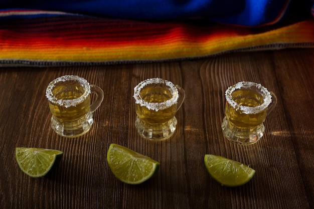 Photo shots de tequila avec sel et citron vert sur une table de bar shots de tequila et d'éléments typiquement mexicains