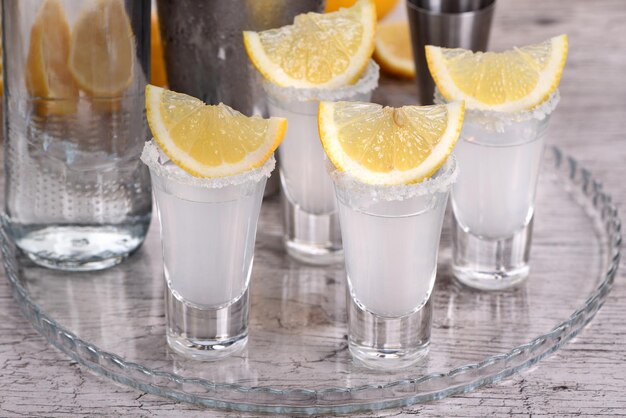 Des shots de vodka avec du citron.