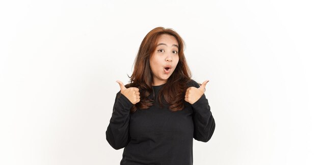 Showing Thumbs Up of Beautiful Asian Woman Wearing Black Shirt isolé sur fond blanc