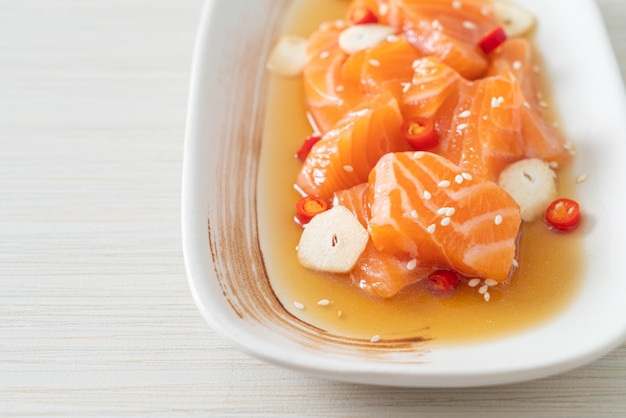 Shoyu cru mariné au saumon frais ou sauce soja marinée au saumon