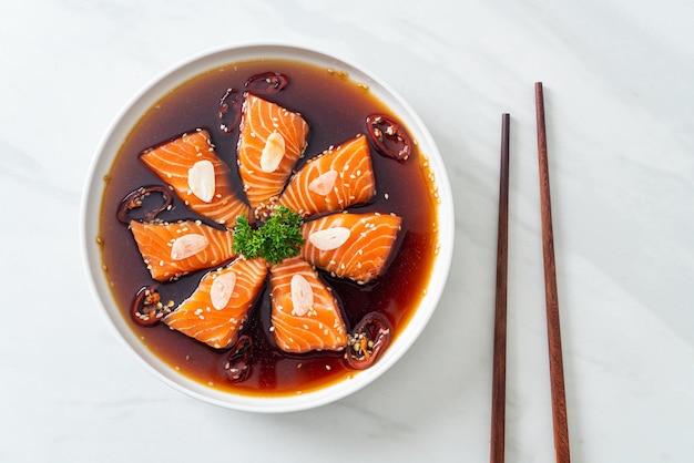 Shoyu mariné au saumon ou sauce soja marinée au saumon