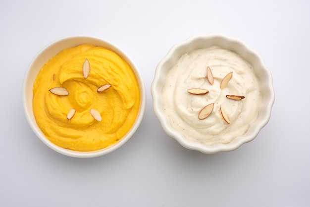 Shrikhand et Amrakhand est un yaourt aromatisé Alphonso ou Shrikhand, bonbon indien populaire servi avec des fruits secs