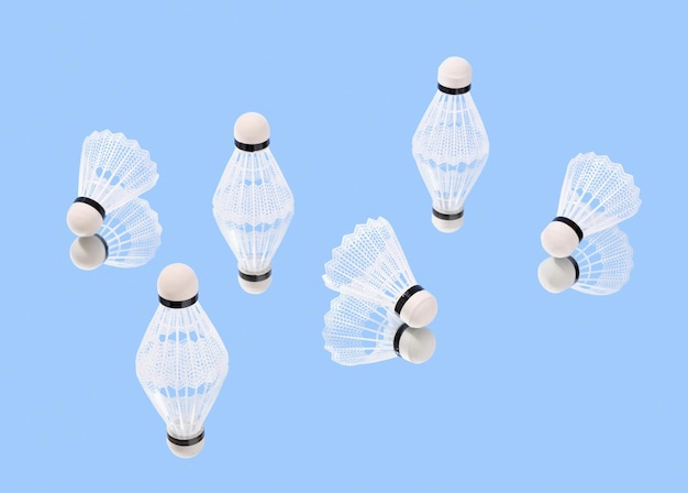 Des shuttlecocks blancs de badminton sur le miroir Des articles d'entraînement