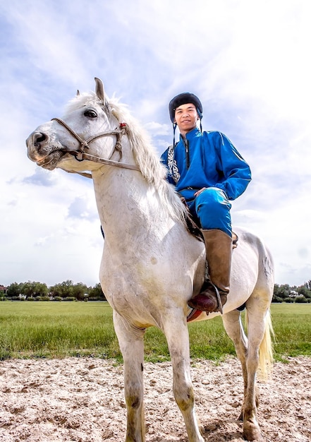 Photo shymkent kazakhstan 16 mai 2018 un jour férié à l'hippodrome de la ville en l'honneur du début du mois sacré du ramadan des cavaliers en costumes nationaux à cheval