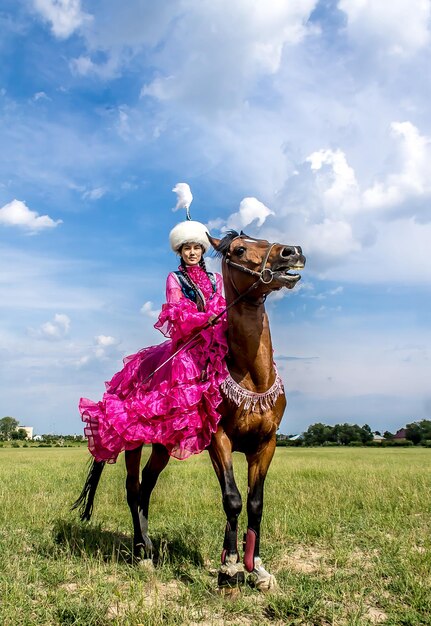 Photo shymkent kazakhstan 16 mai 2018 un jour férié à l'hippodrome de la ville en l'honneur du début du mois sacré du ramadan des filles en costumes nationaux à cheval