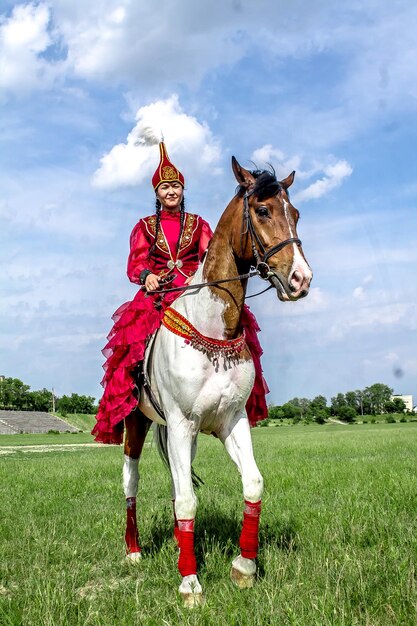 Shymkent Kazakhstan 16 mai 2018 Un jour férié à l'hippodrome de la ville en l'honneur du début du mois sacré du Ramadan Des filles en costumes nationaux à cheval