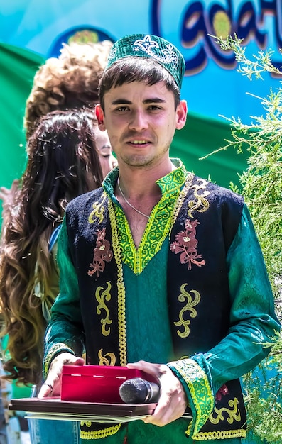 Photo shymkent kazakhstan 27 mai 2018 fête des peuples dans le parc de la ville en l'honneur de la fête tatar-bachkire sabantuy