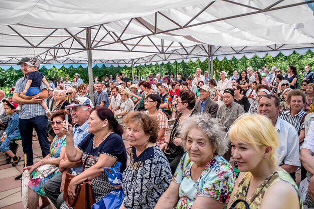 Photo shymkent kazakhstan 27 mai 2018 fête des peuples dans le parc de la ville en l'honneur de la fête tatar-bachkire sabantuy