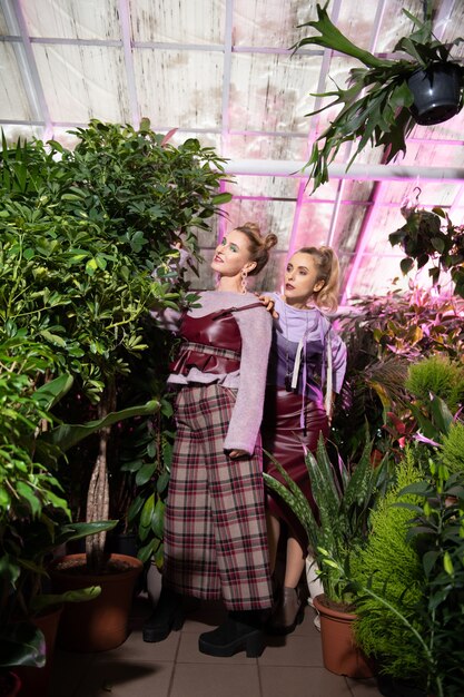 Si belle. Jolies jeunes femmes portant des vêtements très élégants lors d'une séance photo