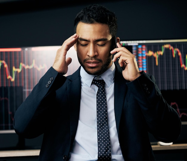 Si vous n'essayez rien, vous ne pouvez pas échouer. Plan d'un jeune homme d'affaires passant un coup de fil pour surveiller la bourse.